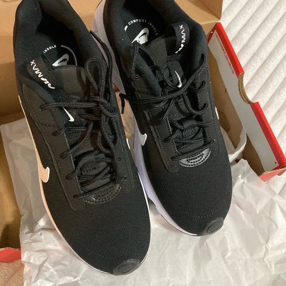 Brand New Ladies Nike - Picture 7 of 12